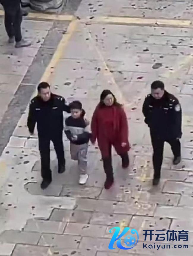 车主称车被炸时一家东谈主刚下车 鞭炮激勉化粪池爆炸